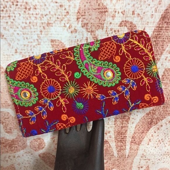 Embroidered zip clutch   - Picture 2 of 7
